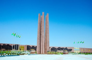 Туркменистан почтил память жертв землетрясения и воинов