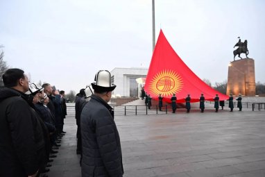 В Бишкеке прошла торжественная церемония поднятия обновленного флага Кыргызстана