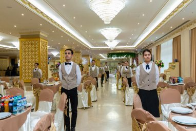 Tips from the Ak Ýol banquet hall on how to stay within your wedding budget