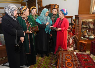В Мары завершился первый день туркмено-иранской выставки декоративно-прикладного и мозаичного искусства
