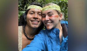 Avustralyalı bir kadın, Amazon ormanlarında yaşayan bir adamla tanıştıktan sonra işinden istifa edip Amazon ormanlarında yaşamaya başladı