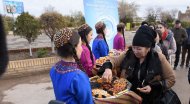 Türkmen-özbek dostluk festiwalynyň gatnaşyjylary Köneürgenjiň taryhy ýerlerine bardylar