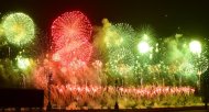 Фоторепортаж с праздничного концерта и фейерверка в честь независимости Туркменистана