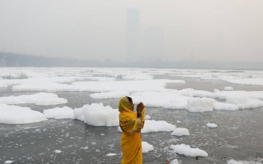 Yeni Delhi'deki Yamuna Nehri'ni zehirli köpük kapladı