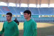 Fotoreportaž: Türkmenistanyň futbol ýygyndysy «Köpetdag» stadionynda türgenleşýär
