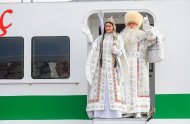 Fotoreportaž: Täze ýyl mynasybetli Türkmenistanda Baş arçanyň çyralary ýakyldy