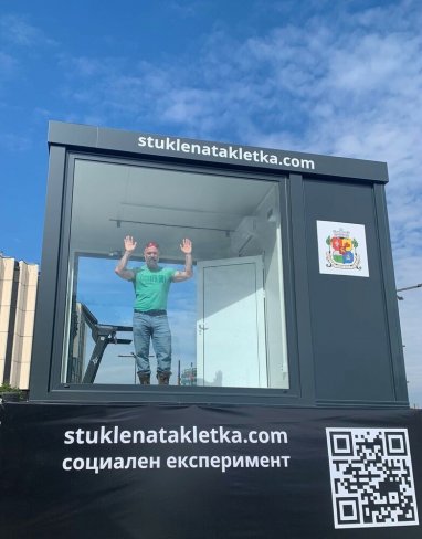 Болгарский спортсмен проведет 15 дней в стеклянном кубе посреди парка