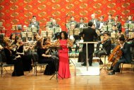 Fotoreportaž: Aşgabatda «Берлиоз — 150 лет памяти» fransuz aýdymlarynyň konserti geçirildi