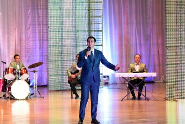 В Культурно-деловом центре ГК «Туркменгаз» состоялся концерт в честь годовщины независимости Туркменистана