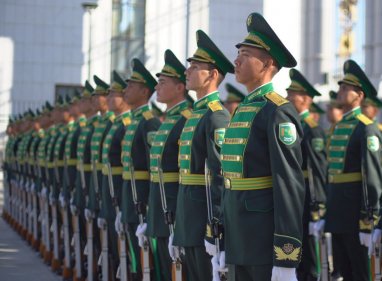 Türkmenistanyň Prezidenti harby gullukdan boşatmak we harby gulluga çagyrmak boýunça Permana gol çekdi