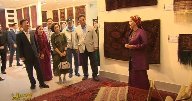 Парламентарии Кореи посетили Национальный музей туркменского ковра