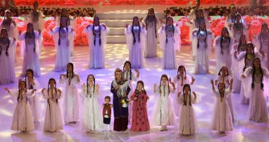 В Ашхабаде в честь Международного женского дня состоялся праздничный концерт 