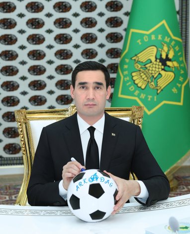 S.Berdimuhamedow «Arkadag» futbol toparynyň topuna ýadygärlik üçin gol çekdi