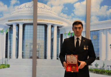 Туркменский студент получил награду За особые заслуги международного научного конкурса в Ташкенте