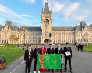 Туркменские студенты привезли 17 медалей с математической олимпиады в Румынии