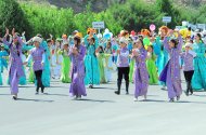 Fotoreportaž: Türkmenistanda mekdep okuwçylaryny dynç alyş we sagaldyş merkezlerine ugratmak dabarasy geçirildi