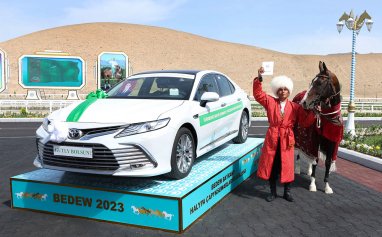 В Туркменистане победитель скачек среди наездников силовых структур выиграл автомобиль Toyota Camry