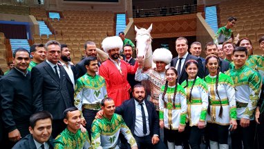 Для гостей кинофестиваля в Туркменистане организовали экскурсию по столице и городу Аркадаг