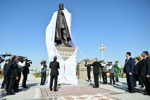 В Ашхабаде открыли памятник казахскому поэту и мыслителю Абаю Кунанбаеву