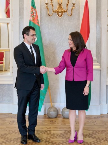 Посол Туркменистана вручил верительные грамоты Президенту Венгрии