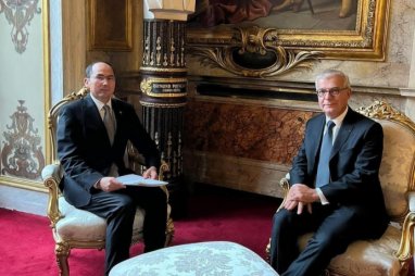 Обсуждены вопросы визита делегатов туркменского парламента в Париж