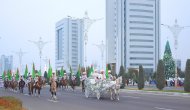 Fotoreportaž: Täze ýyl mynasybetli Türkmenistanda Baş arçanyň çyralary ýakyldy