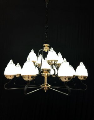 Hilli stores replenish assortment of chandeliers