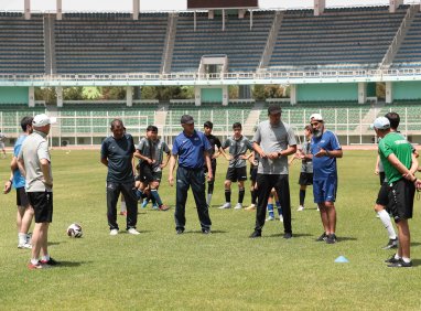 Aşgabatda futbol tälimçileri üçin okuw kursy geçirildi