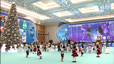 Президент Туркменистана вместе с детьми посетил новогоднее шоу в Торгово-промышленной палате