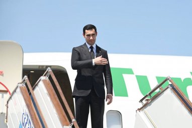 Сердар Бердымухамедов вернулся в Ашхабад, завершив рабочий визит в Азербайджан