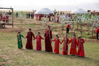 В Туркменистане праздник весны отметили ярко, с национальным колоритом 