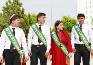 В Туркменистане тему для выпускного сочинения выберут с помощью лототрона на национальном ТВ