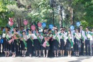 Прощание со школой: в Туркменистане для выпускников прозвенел последний звонок
