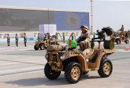 Военная техника проехала перед Государственной трибуной на параде в честь Дня независимости Туркменистана