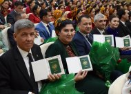 Türkmenistanyň raýatlygyna kabul edilenlere pasportlary gowşurylyş dabarasyndan fotoreportaž
