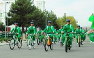 Фоторепортаж: Президент Туркменистана передал в дар детям-сиротам велосипеды новейших модификаций