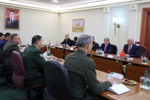 Türkiye Milli Savunma Bakanı ile Türkmenistan Savunma Bakanlığı'nda bir toplantı yapıldı