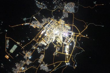 Олег Кононенко поделился фотографией ночного Ашхабада из космоса