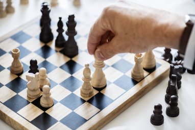 Первый человек с имплантом Neuralink показал, как играет в шахматы с помощью силы мысли