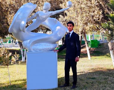 Сын известного туркменского скульптора подарил школе авторскую работу