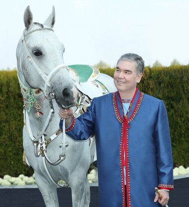 Национальный Лидер туркменского народа посетил новый конный комплекс города Аркадаг