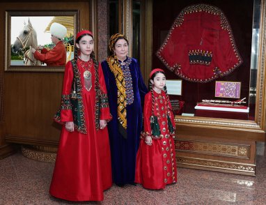 В дар Госмузею переданы образцы декоративно-прикладного искусства, созданные бабушкой Президента Туркменистана