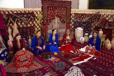 Products of Turkmen handicraftsmen are included in the catalog “Traveling through the workshops of handicraftswomen of Central Asia”