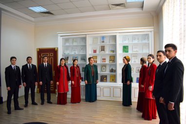 Выставка книг о творчестве Махтумкули Фраги открылась в туркменском вузе