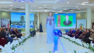 В Ашхабаде стартовали модные показы национальной туркменской одежды