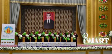 266 многодетным матерям Туркменистана присвоено почётное звание «Эне мяхри»