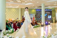 Aşkabat Moda Evi'nde önde gelen ulusal tasarımcıların kadın kıyafetlerinden oluşan bir gösteri düzenlendi