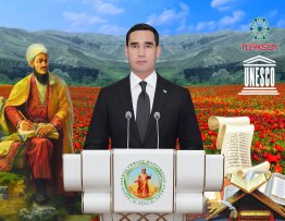 Президент Туркменистана выступил на церемонии открытия памятника поэту Махтумкули Фраги