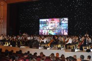 Türkmenistanyň Döwlet simfoniki orkestri tarapyndan ýerine ýetirilen «Golliwud sazy» konsertinden fotoreportaž