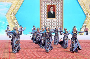 A large creative delegation from Turkmenistan went to Albuquerque